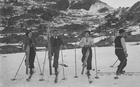 Joves esquiant a Escades-Engordany- Autor Narcís Casal- 1929-1939.