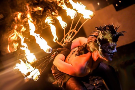 mans de foc carnaval el pas de la casa