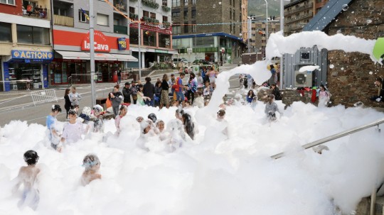 Festa de l'escuma i festa holy al Pas de la Casa
