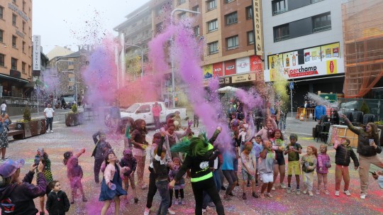 Festa de l'escuma i festa holy al Pas de la Casa