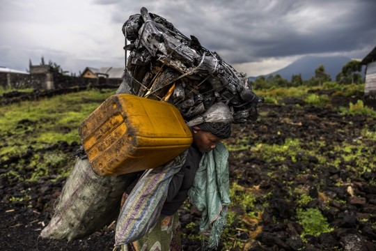 Visita nocturna a l’exposició fotogràfica “Carbó vegetal: l’or negre dels
pobres”