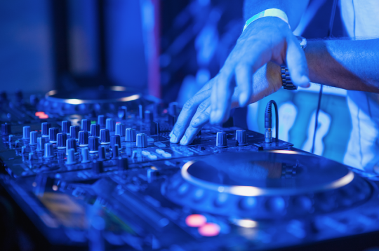 Sessió de DJS amb DJ Moncho i DJ Cosmik Encamp