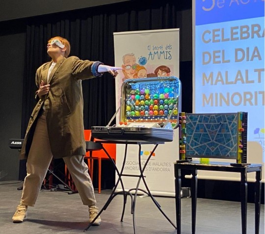 Contacontes del Secret dels AMMIS, una maleta de contes, per Líquid Dansa i La Moixera