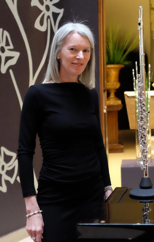 Elizabeth Downes, flauta