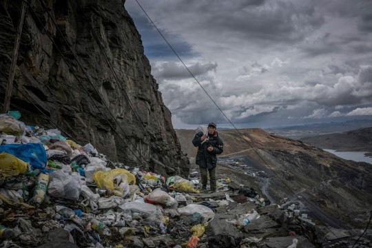 Un miner torna a casa al llarg d'una collada plena de residus plàstics a La Rinconada, Perú (5.400 m).